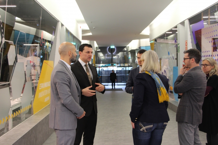 Jordi Gallardo, ministre de Presidència, Economia i Empresa, durant la jornada de treball amb la delegació del govern del Quebec formada per Isabelle Dessureault, directora de l'oficina del Quebec a Espanya i Portugal, i Olivier Christophe Perez, responsable d'Afers Econòmics.